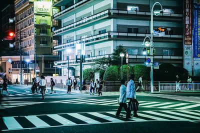 晚上路边夜景图片，一个人走路夜景图片