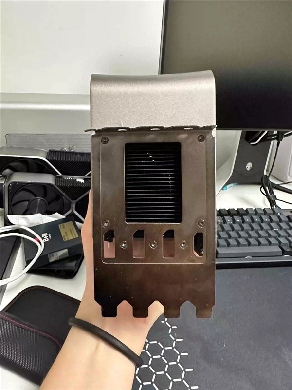 流产的RTX 4090 Ti挡板也被卖了！175块钱买个念想