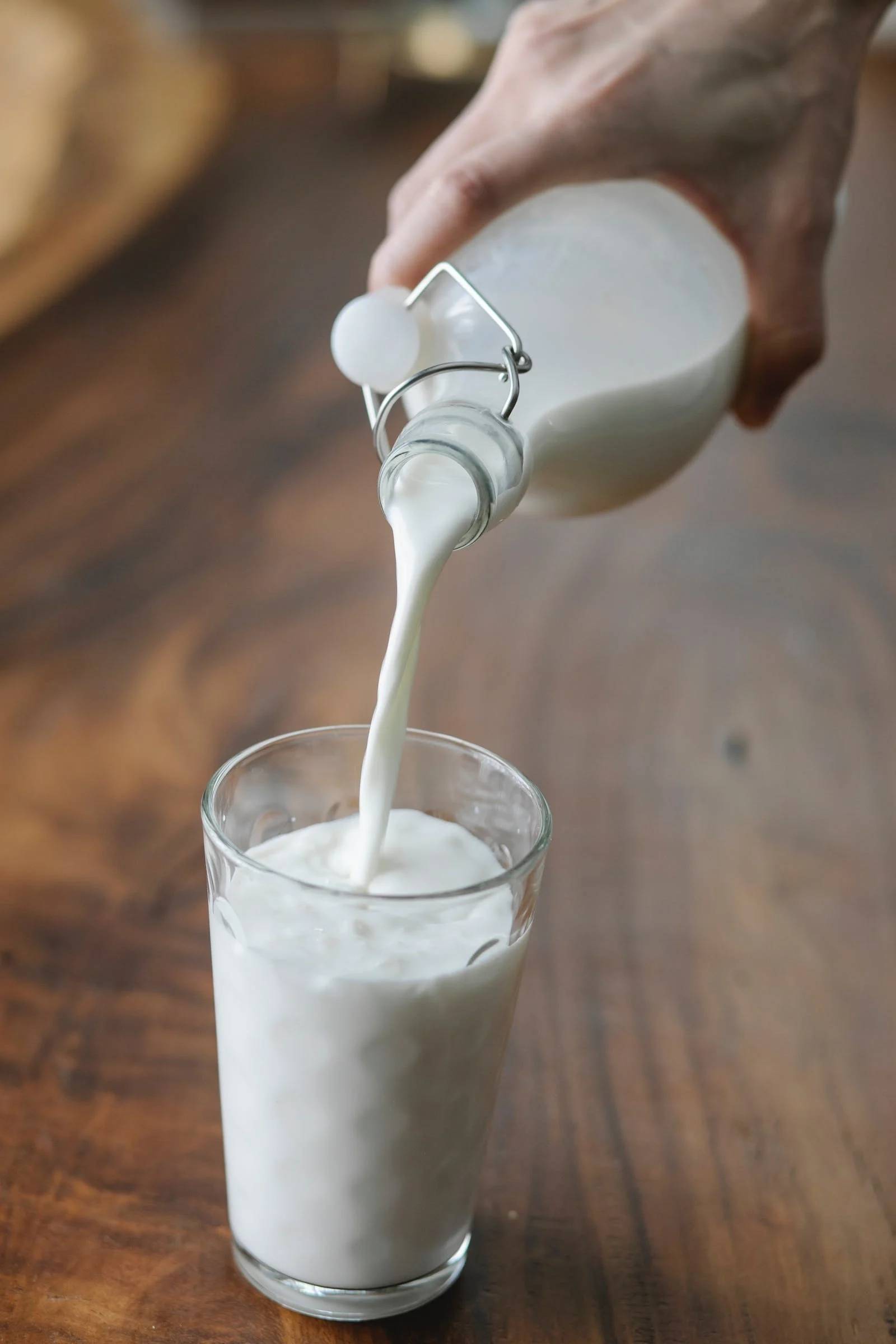 麦当劳回应牛奶一杯23元 店员：热牛奶为鲜牛奶，还会在顶上打奶泡