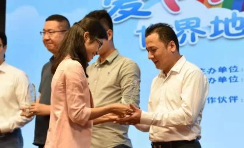 热播短剧一日闪婚，躺赢全世界免费在线观看_一日闪婚神秘老公掉马了--第1张
