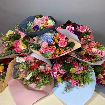 康乃馨和玫瑰花搭配花束 康乃馨和玫瑰花搭配花束--第1张