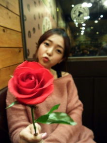  ，一个女孩拿一朵玫瑰花图片，一个女孩手拿玫瑰花的美丽瞬间--第1张