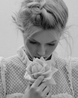  女人手拿玫瑰花伤感图片，女人手拿玫瑰花，伤感时刻的回忆--第1张