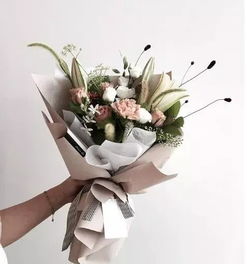  送什么花给老师比较适合，适合送给老师的花有，康乃馨、百合、剑兰、太阳花、向日葵、马蹄莲、郁金香等。--第1张