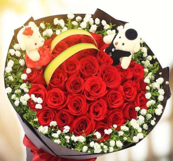  33朵玫瑰花的寓意，33朵玫瑰花代表三生三世的寓意，代表着永恒的爱、不渝的深情。--第1张