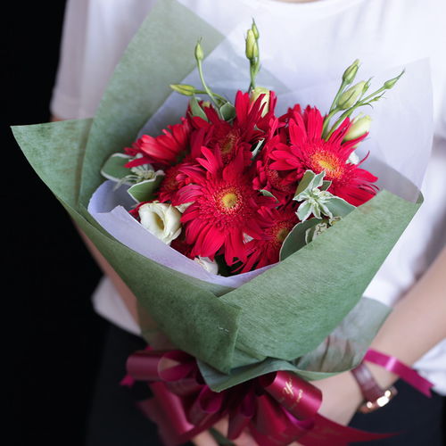  女朋友生日送花送什么花，女朋友生日送花可以选择这些花，玫瑰、百合、马蹄莲、郁金香、向日葵。--第1张