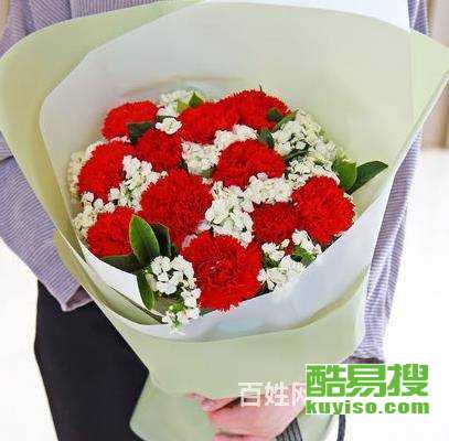  毕业送老师鲜花应该送什么花，毕业送老师鲜花应该送康乃馨花。康乃馨是代表母爱的花，非常适合送给老师表达敬意和感激之情。此外，百合花、马蹄莲、郁金香等也是不错的选择。--第1张
