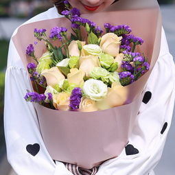 女生过生日送什么花合适  女生过生日送什么花合适，女生过生日送粉色玫瑰花合适。粉色玫瑰花的花语是感动、暧昧、铭记于心，送给女生一束粉玫瑰可以表达对她生日的祝福，送上浪漫氛围。--第1张