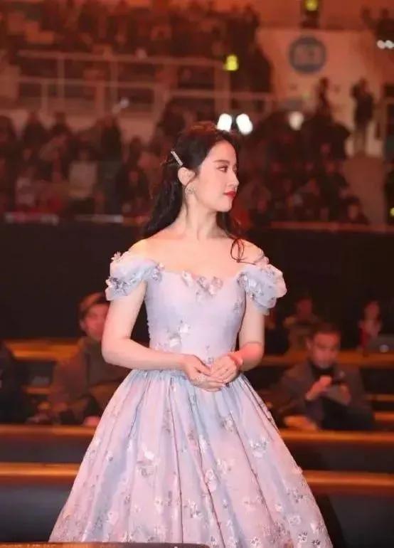 夫人一身反骨短剧在线观看  夫人一身反骨短剧在线观看，夫人一身反骨之复仇短剧--第1张