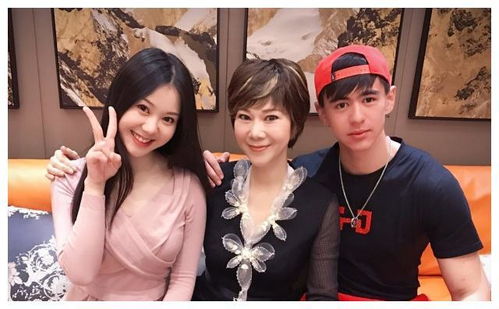 离婚后我带着两个小魔王虐遍全球短剧在线观看  离婚后我带着两个小魔王虐遍全球短剧在线观看，离婚后我带着两个小魔王虐遍全球，小恶魔的成长之路--第1张