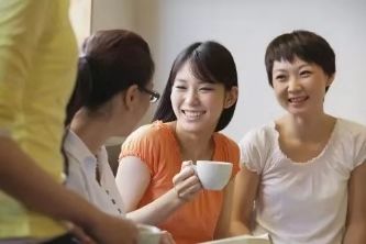 余茵离婚当天三个大佬哥哥排队接她回家的剧情介绍--第1张