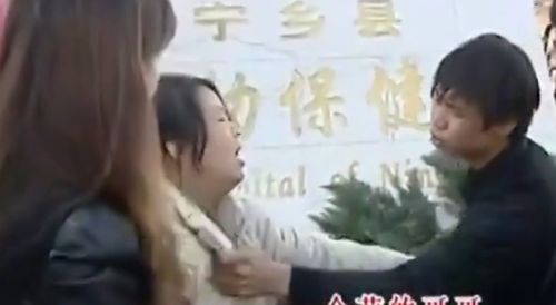 植物人妻子弃夫在医院，睁眼即巅峰短剧在线观看平台--第1张