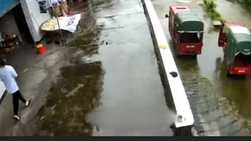 惊险瞬间! 母女坠楼瞬间被拽住腿，女儿跳楼后重回年短剧大结局在线观看--第1张