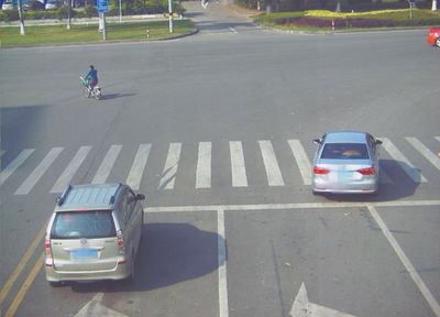 左转车道不小心右转了会拍到吗，左转车道不小心右转了会拍到吗怎么处罚