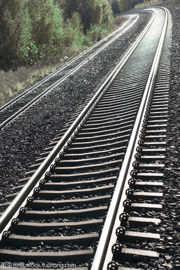 铁路轨道上为什么要铺碎石，铁路轨道为什么要铺石头