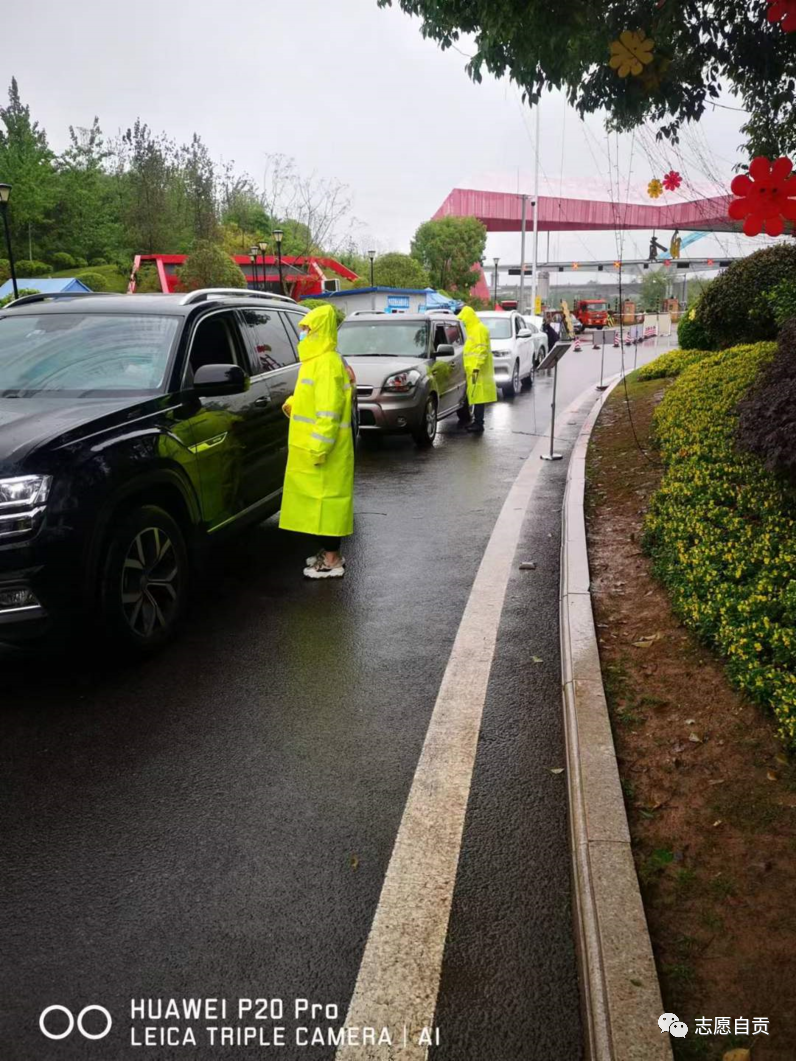 华为高速路口，华为高速路口对面的酒店