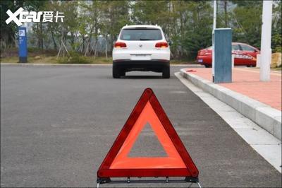 应急车道标示，应急车道标线