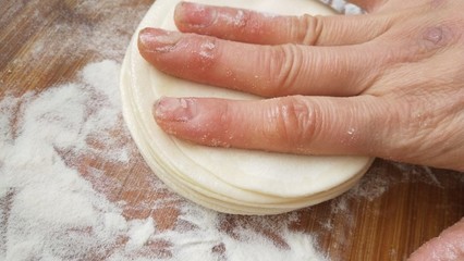 饺子皮变春饼的做法，饺子皮变春饼的做法大全