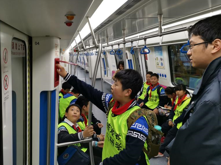 学开轻轨地铁到哪里学校，读轻轨学校在哪里