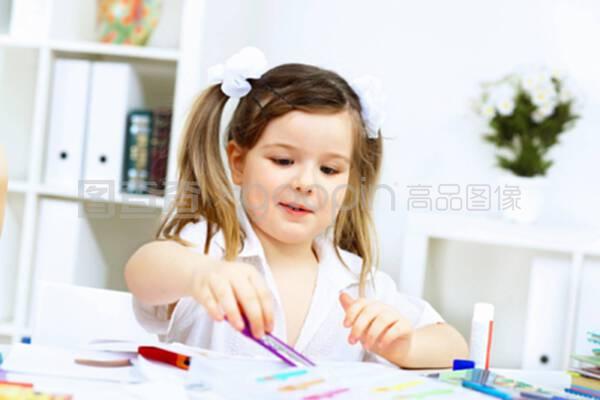 小女孩学画画，小女孩学画画的简笔画