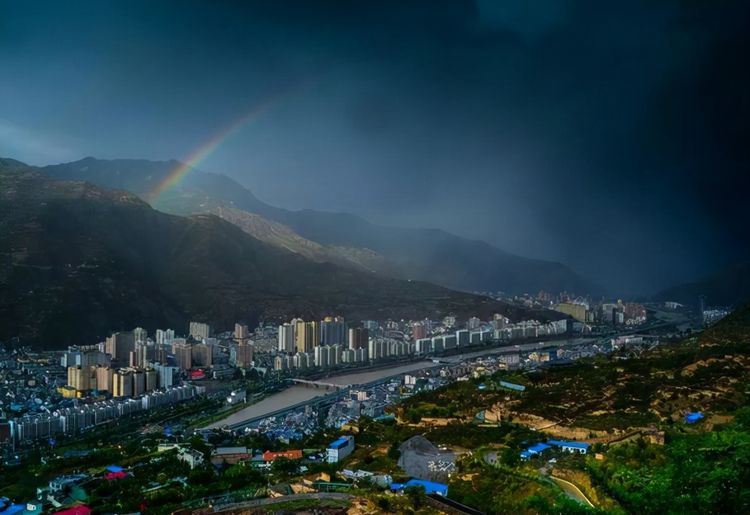 甘肃哪个市人口最多，甘肃省哪个城市人口最少