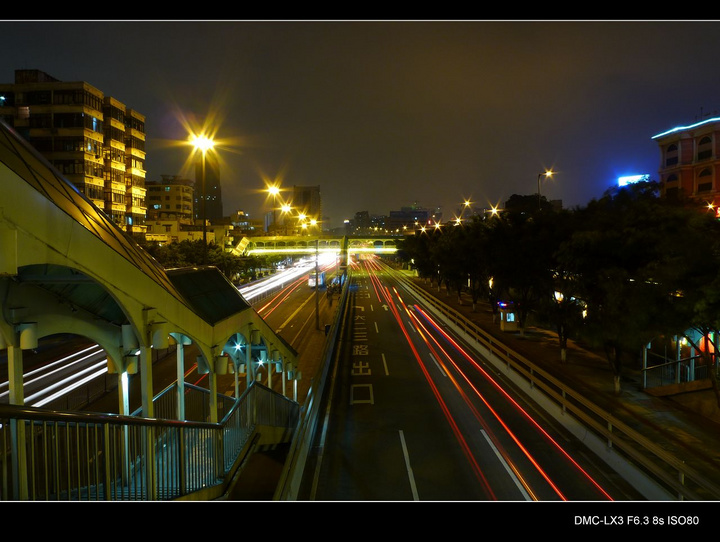 晚上路边夜景图片高清，晚上路边景色