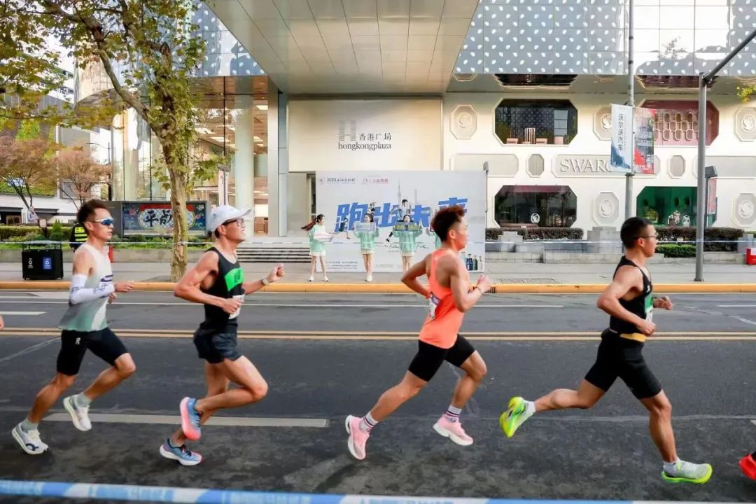 2023上马鸣枪起跑！上海贵酒作为唯一指定白酒赞助商“跑出未来”