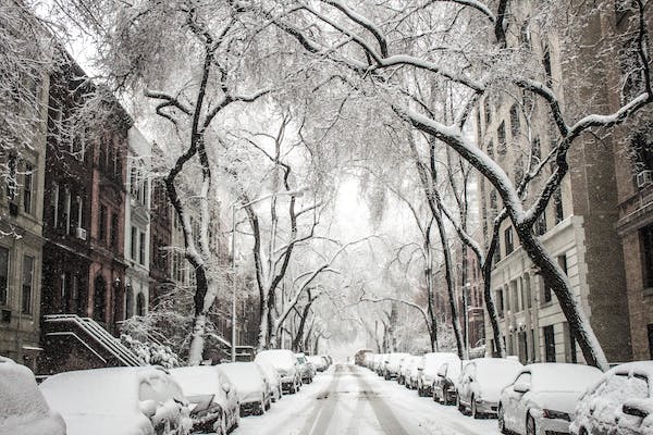 烟台暴雪后家长拉滑雪板接送小孩 网友：笑死了，也挺快乐的