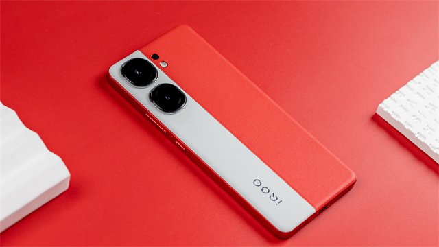 iQOO Neo9体验评测：红白之魂的碰撞，构建全游戏生态
